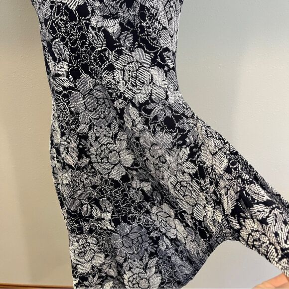 Floral sleeveless Dress with front tie - Picture 7 of 15